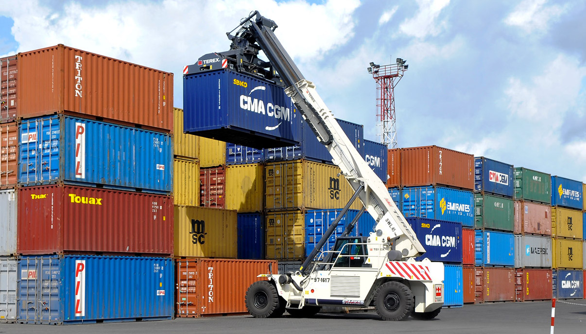 Phụ phí xếp dỡ container hàng hóa cũng tăng theo khá cao