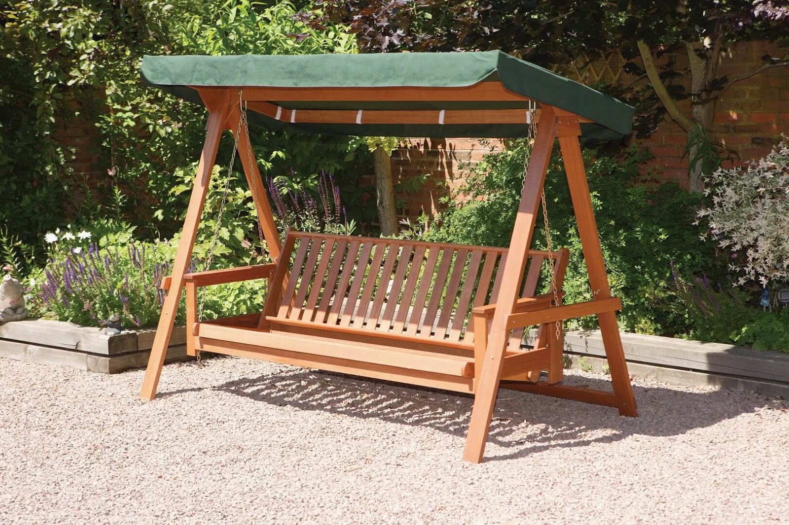 Xích đu gỗ là một vật vừa có thể trang trí sân vườn, vừa giúp bạn có nơi ngồi thư giãn