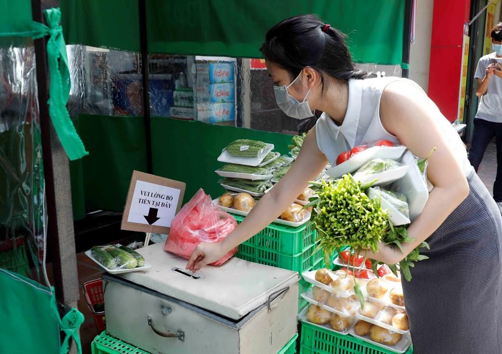 Việc mua hàng hoàn toàn dựa trên sự tự giác của người dân