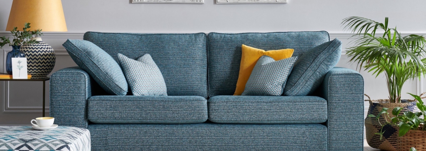 Một bộ sofa êm ái và hiện đại sẽ làm tăng tính thẩm mỹ cho phòng khách nhà bạn